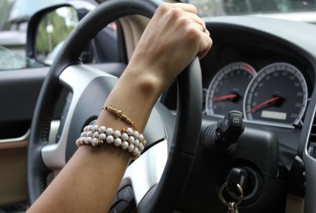 infirmière au volant de sa voiture